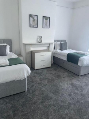 4 Bed house, 2 bath with large garden and free parking - Sleeps 8